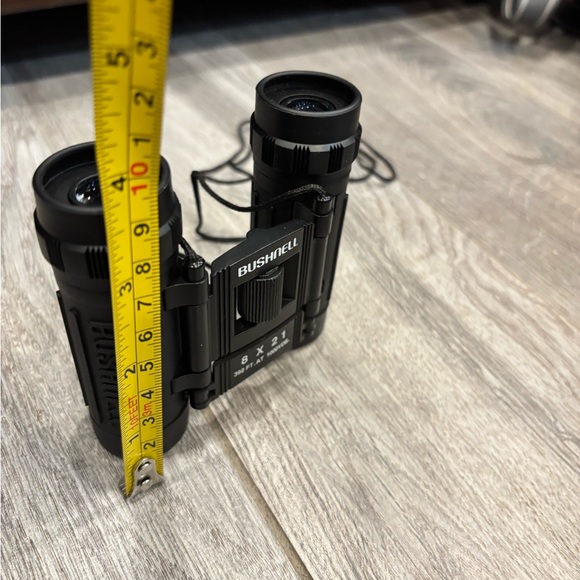 Bushnell 8 x 21 Binoculars with Case - Picture 4 of 6